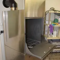 lave-batterie dans une fromagerie fermière