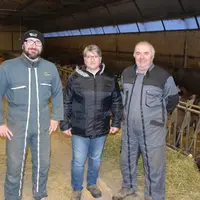 <em class="placeholder">Guillaume, Isabelle et Alain Durand valorisent l’espace et le lait post-colostral en engraissant 240 chevreaux chaque année.</
