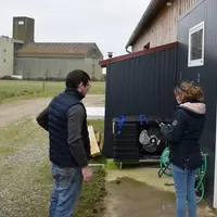 Une éleveuse échange avec un prestataire de service