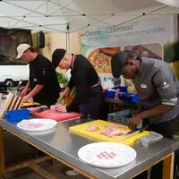 Trois bouchers découpent du chevreau