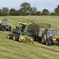 Equipement / récolte des fourrages / chantier d'ensilage d'herbe / ensileuse John Deere	/ entraide en agriculture</e