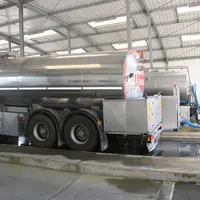 Dépotage du lait dans une coopérative laitière de l'Indre