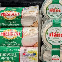 Bûchette Président et crottin Rians dans un rayon de supermarché