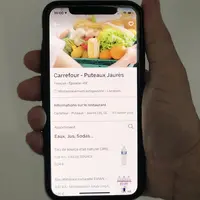 Chez Carrefour, les commandes peuvent être enregistrées via l’application Uber Eats ou par téléphone et sont livrées en 30 minutes. © Carrefour