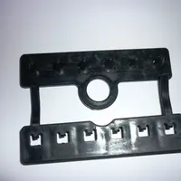 Les plaquettes Easyclip peuvent être fixées à l'aide d'un sécateur pneumatique ou électrique. © Cantagri