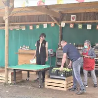 Les clients en cueillette libre des vergers de Montdragon sont sensibilisées aux pratiques de la productrice grâce à des flyers. © RFL