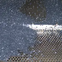 Les plastiques recyclés sont réutilisés sous forme de granules dans d'autres composants en plastique.  © DR