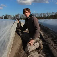 Maxime Gemain a réduit de 30 % les apports d’eau sans faire subir de stress hydrique à ses asperges.  © RFL