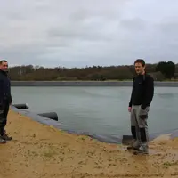 « La réserve devrait permettre de limiter les prélèvements d’eau dans le milieu » estiment Thierry Roué (à gauche) et son frère Jean-Marc. © V. Bargai