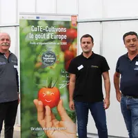 Antoine Cheminant (au centre), son père Laurent (à droite) et Jean-Luc Oliver, également serriste en Loire-Atlantique, ont expliqué le mode de product