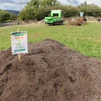 Les sols amendés avec du compost peuvent présenter une meilleure activité microbienne (Photo : compost de déchets verts au salon Tech & Bio).