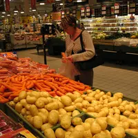 La vente de la carotte en vrac est très majoritaire, pour un prix moyen inférieur à 2,5 euros et globalement stable tout au long de l’année.