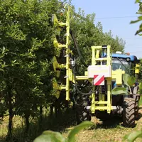 De plus en plus de travaux du verger impliquent une utilisation de machine, comme ici l'effeuillage.