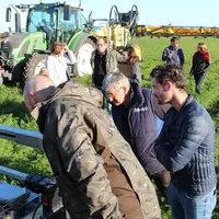 Des prototypes d’identification précoce des symptômes d’Alternaria (au premier plan) et de pulvérisateurs étaient présentés lors de la journée d'Inven