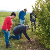 Marie-Claire Caravaca, la propriétaire, et Patrick Réjou, technicien à la Chambre d’agriculture et à la Fédération des trufficulteurs lors des visites