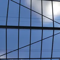 Des matériaux spécifiques permettent de diffuser la lumière du soleil même quand le ciel est découvert. Avec un verre diffusant, les contours des nuag