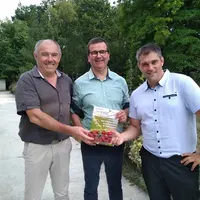 Pierre Gaillard (à gauche) transmet une barquette de fraise Charlotte, création variétale Invenio-Ciref à Sébastien Cavaignac, nouveau directeur, en p