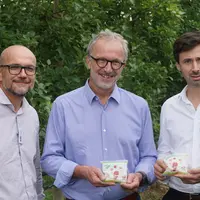 Les représentants de Florette Food Service, Cofruid’Oc et McDonald’s France (de gauche à droite) présentent les sachets fraîcheur de pommes d’origine