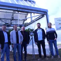 Le pilotage de la culture hors-sol de fraise sous panneaux photovoltaïques semi-transparents se fait en priorisant les besoins de la plante.