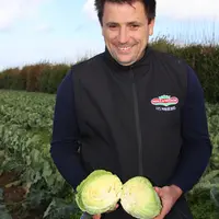 Julien Le Gléau est le premier maraîcher Prince-de-Bretagne à produire du chou Sarmello.