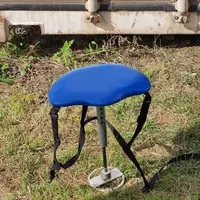 Ce siège sur vérin permet de tailler assis.