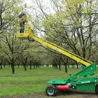 La pose de diffuseurs de phéromones peut nécessiter l'utilisation d'une nacelle pour les arbres de grand volume.