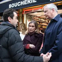 Bruno Le Maire (à droite) et Agnès Pannier-Runacher (au centre) en plein échange avec un commerçant, rue Montorgueil à Paris le 3 janvier. © Philippe