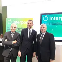 De gauche à droite : Gerhard Dichgans (coordinateur de Interpoma Congress), Thomas Mur (directeur général du parc des expositions de Bolzano) et Georg