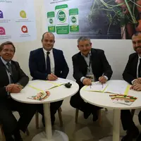Autour de la table pour la signature du partenariat (de gauche à droite), Philippe Guyot (directeur général Vivalya), Geoffroy Cormorèche (président D
