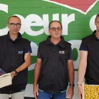 A gauche Alexandre Cancel, co-dirigeant de Cancel Fruits ; au centre Frédéric Granet, président de la coopérative Prayssica et de la SA Bel Air ; à dr