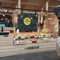 Chaque stand Le Récolteur propose entre 200 et 250 produits (dont nombre de fruits et légumes) provenant d’adhérents situés dans un périmètre de 50 km