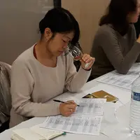 9 h 30 : La première étape est d’apprendre à « valider gustativement » un piment d’Espelette AOP selon les critères inscrits au cahier des charges. Ca