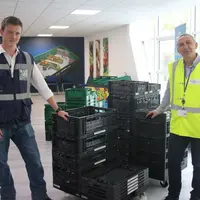 Patrice Jorge, directeur Euro Pool System France (à droite), et Tugdual Keller, coordinateur Logistique Dépôt, encadrant le nouveau bac noir avec tag