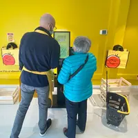 Cela peut surprendre dans un magasin en circuit court : six bornes libre-service, comme celles en grande distribution, sont déployées pour le règlemen