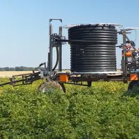 Oscar dispose de 600 mètres de tuyaux lui permettant d'irriguer, en toute autonomie, des parcelles de près de 20 hectares.