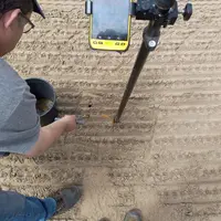 Échantillonnage d’un point de prélèvement de sol géoréférencé.