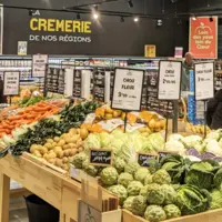 rayon fruit et légumes dans l'enseigne Coieur de Frais avec des clients