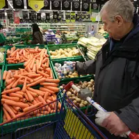 Un client achète des légumes dans un supermarché.