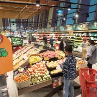 rayon fruits et légumes avec clients chez Eroski en Espagne