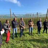 représentants de la filière fruits et légumes dans un verger