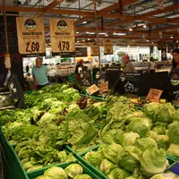 Consommateurs faisant leurs achats, dans un rayon de salades d'un supermarché en Italie.