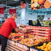 chef de rayon en train de ranger u nrayon fruits et légumes chez Alcampo en Espagne