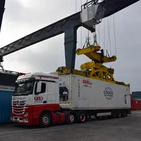 transbordement d'un conteneur sur un camion dans un port