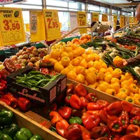 poivrons rouges jaunes verts et piment sur un marché