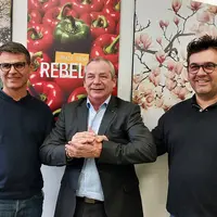 Cyril Pogu (à gauche) et Bruno VIla (à droite) entourent Jacques Rouchaussé, président sortant de Légumes de France.