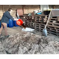 La litière forestière fermentée se fabrique à la ferme, à partir d’une fermentation de la litière forestière (terreau) associée à des résidus de céréa