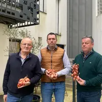 Concernant l'échalote traditionnelle, Adrien Corre (au centre), Eric Porhel (à droite) et Bernard Cadiou lancent un appel aux politiques pour qu’ils f