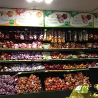 Un large rayon d'ail, oignons, échalotes dans un supermarché en France.