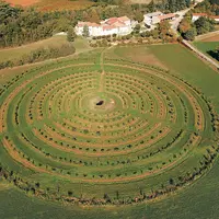 Le verger Zéro phyto occupe 1,8 ha pour un diamètre d'environ 145 m. Il maximise la biodiversité pour plus de résilience.