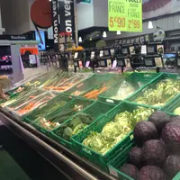 Rayon fruits et légumes d'un Intermarché à Angers.